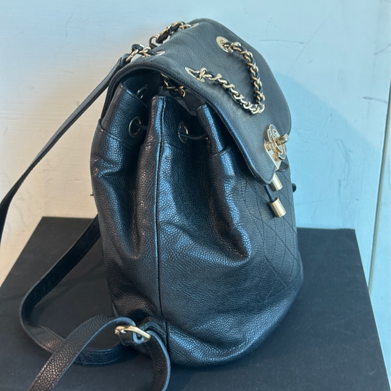 Chanel黑金荔枝牛皮琺瑯扣雙肩後背包 全配🈶購證 98新閒置品🉑肩背-9