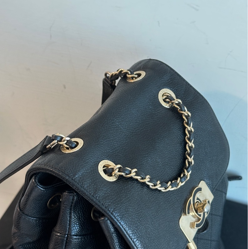 Chanel黑金荔枝牛皮琺瑯扣雙肩後背包 全配🈶購證 98新閒置品🉑肩背-10