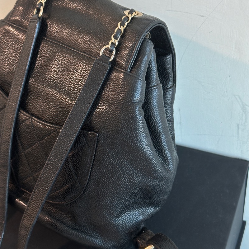 Chanel黑金荔枝牛皮琺瑯扣雙肩後背包 全配🈶購證 98新閒置品🉑肩背-13