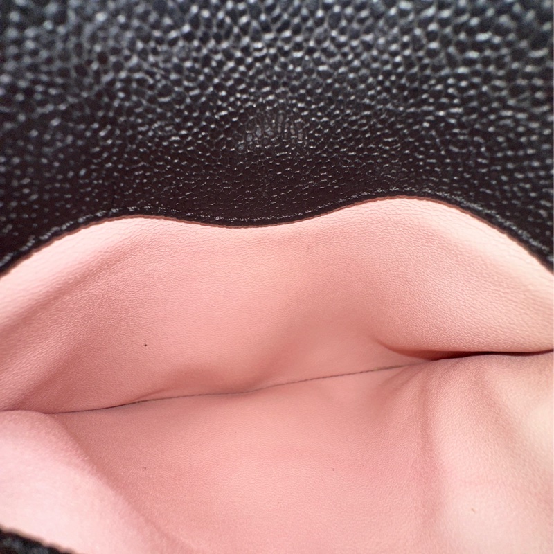 Chanel黑金荔枝牛皮琺瑯扣雙肩後背包 全配🈶購證 98新閒置品🉑肩背-29