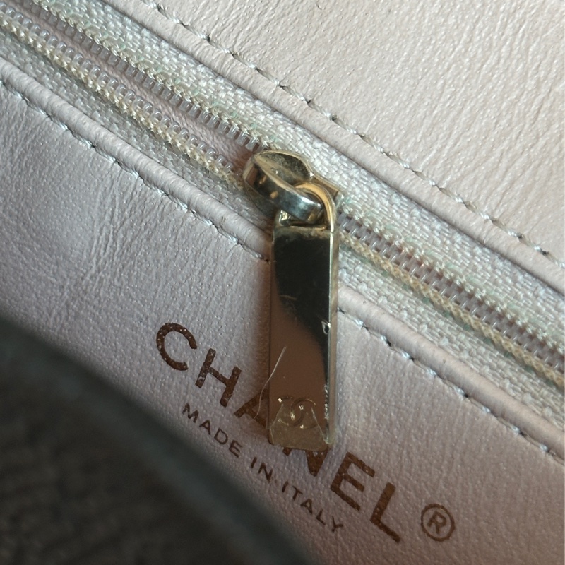 Chanel黑金荔枝牛皮琺瑯扣雙肩後背包 全配🈶購證 98新閒置品🉑肩背-31