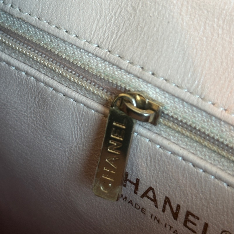 Chanel黑金荔枝牛皮琺瑯扣雙肩後背包 全配🈶購證 98新閒置品🉑肩背-32