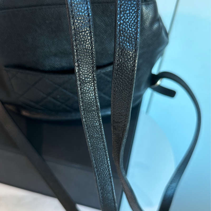 Chanel黑金荔枝牛皮琺瑯扣雙肩後背包 全配🈶購證 98新閒置品🉑肩背-34