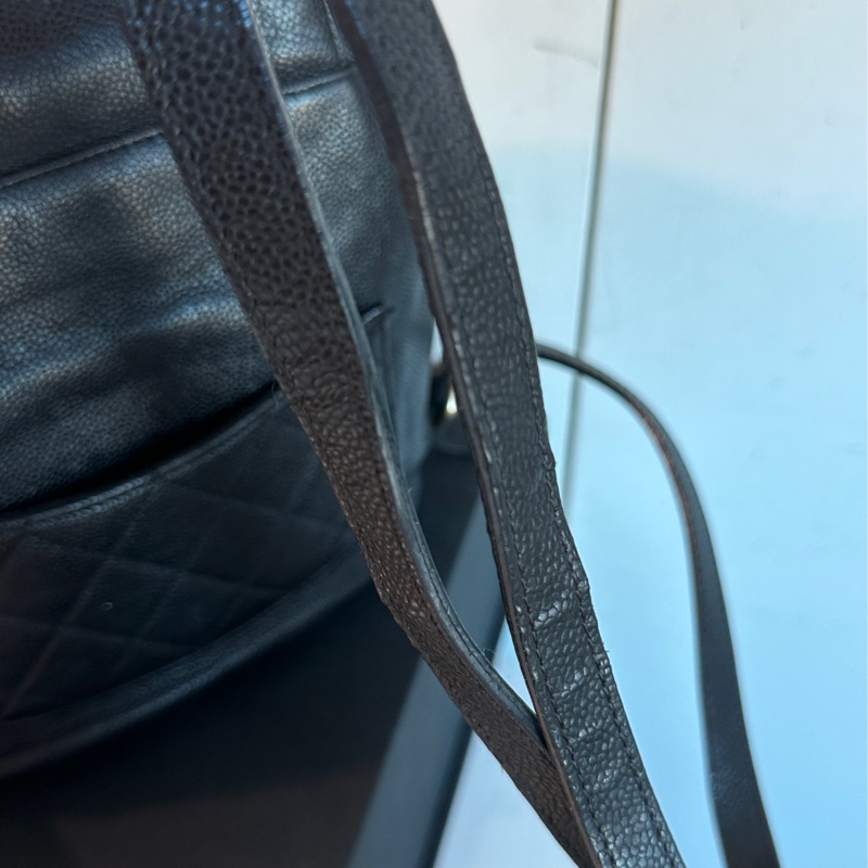 Chanel黑金荔枝牛皮琺瑯扣雙肩後背包 全配🈶購證 98新閒置品🉑肩背-35