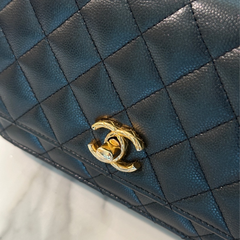 Chanel 23b黑金荔枝牛皮woc 芯片款 近新閒置🈶購證🉑調肩帶-11
