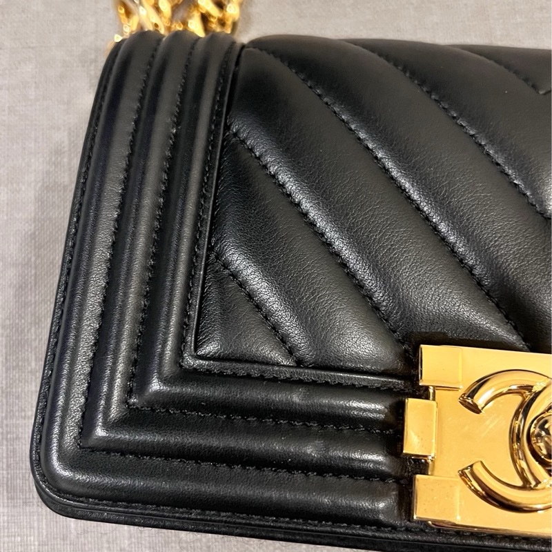 Chanel A67085 黑色 牛皮 金釦 山形紋 V紋 Mini Boy20 斜背包 肩背包-3
