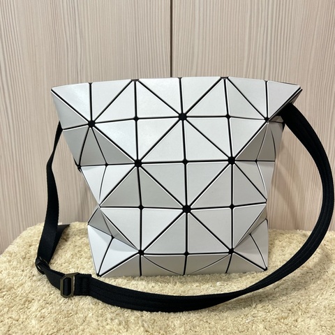 近新 ISSEY MIYAKE BAOBAO 幾何大方格5x6皮質斜背扁包(霧灰白)