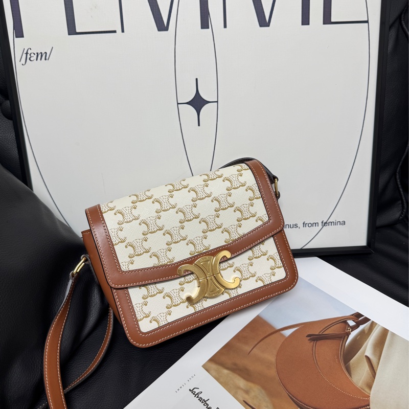 ✨全場最高CP值✨Celine 白花拼色box bag-6