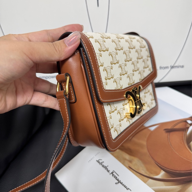 ✨全場最高CP值✨Celine 白花拼色box bag-7