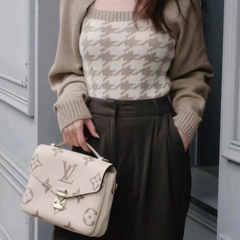 LV Pochette Metis新款限定奶昔白郵差包 全皮芯片款 25*19cm 99新配件塵袋-0