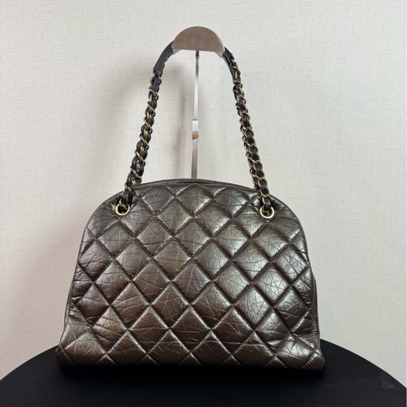 Channel 保齡球鏈條包16開 油蠟皮做舊工藝 非常稀有的古銅色油蠟皮 自然褶皺,尺寸約34x13x23cm-1