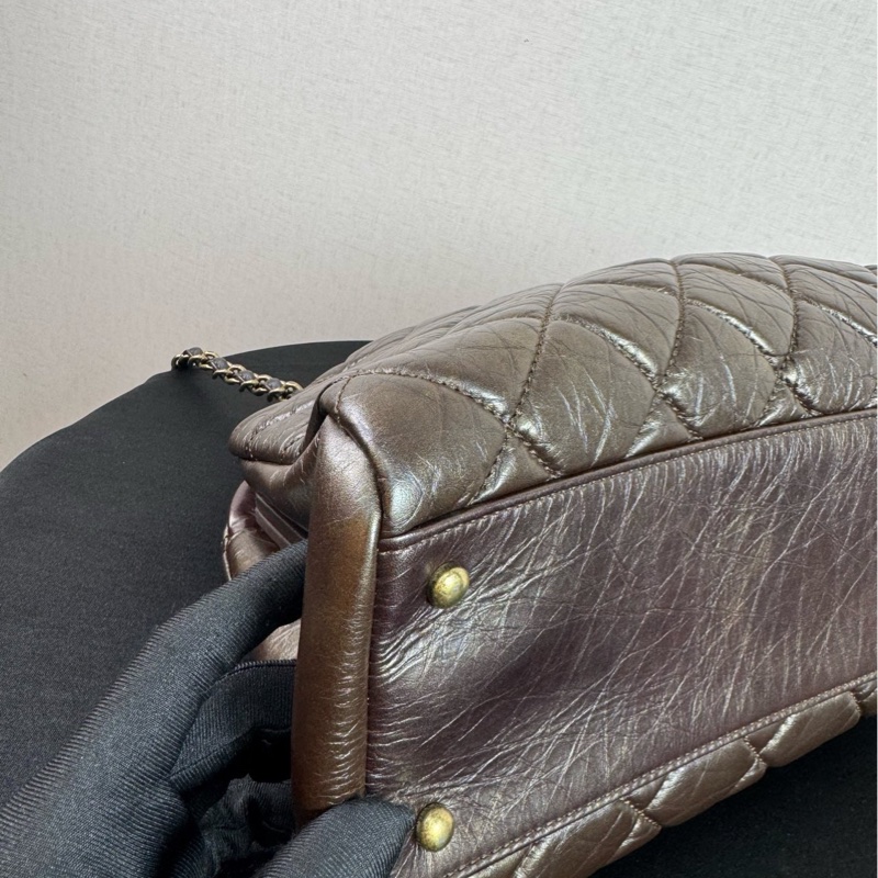 Channel 保齡球鏈條包16開 油蠟皮做舊工藝 非常稀有的古銅色油蠟皮 自然褶皺,尺寸約34x13x23cm-8