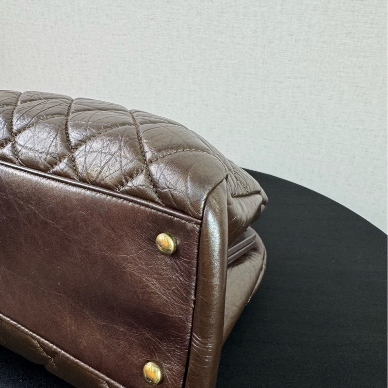 Channel 保齡球鏈條包16開 油蠟皮做舊工藝 非常稀有的古銅色油蠟皮 自然褶皺,尺寸約34x13x23cm-9