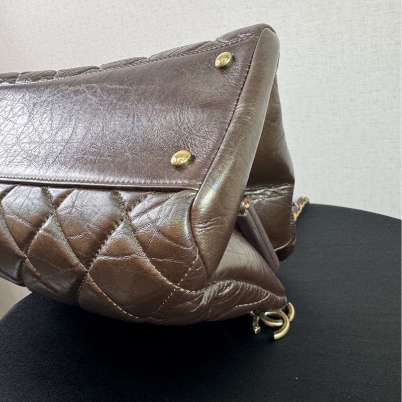 Channel 保齡球鏈條包16開 油蠟皮做舊工藝 非常稀有的古銅色油蠟皮 自然褶皺,尺寸約34x13x23cm-10