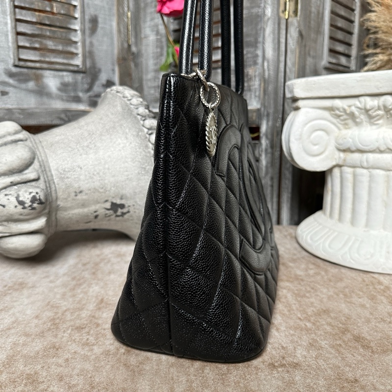 Chanel香奈兒希爾頓黑銀 中古6開 包型板正 整體狀態佳 難得好成色 尺寸約30-15-24有塵袋-1