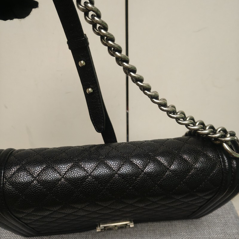 👔爸氣降價‼️限時降價至8/10‼️【8成新】㊣✨Chanel✨（附盒/防塵袋）香奈兒 Le Boy 28 小香 魚子醬 黑色 仿舊銀 菱格紋 掀蓋式 肩背包 雷標 保卡/二手包/二手精品/保證正品🌳二手樹屋🌳-13