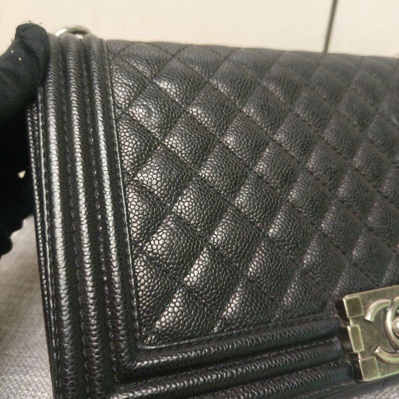 👔爸氣降價‼️限時降價至8/10‼️【8成新】㊣✨Chanel✨（附盒/防塵袋）香奈兒 Le Boy 28 小香 魚子醬 黑色 仿舊銀 菱格紋 掀蓋式 肩背包 雷標 保卡/二手包/二手精品/保證正品🌳二手樹屋🌳-15