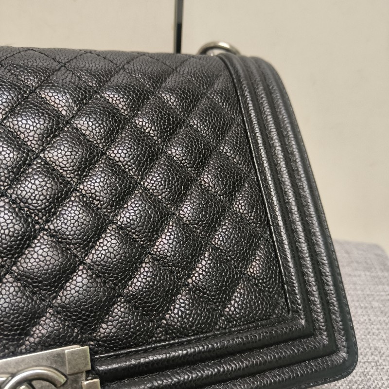 👔爸氣降價‼️限時降價至8/10‼️【8成新】㊣✨Chanel✨（附盒/防塵袋）香奈兒 Le Boy 28 小香 魚子醬 黑色 仿舊銀 菱格紋 掀蓋式 肩背包 雷標 保卡/二手包/二手精品/保證正品🌳二手樹屋🌳-16