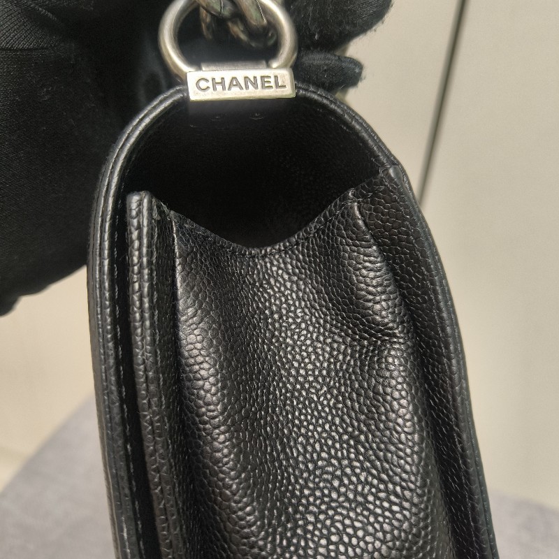 👔爸氣降價‼️限時降價至8/10‼️【8成新】㊣✨Chanel✨（附盒/防塵袋）香奈兒 Le Boy 28 小香 魚子醬 黑色 仿舊銀 菱格紋 掀蓋式 肩背包 雷標 保卡/二手包/二手精品/保證正品🌳二手樹屋🌳-19
