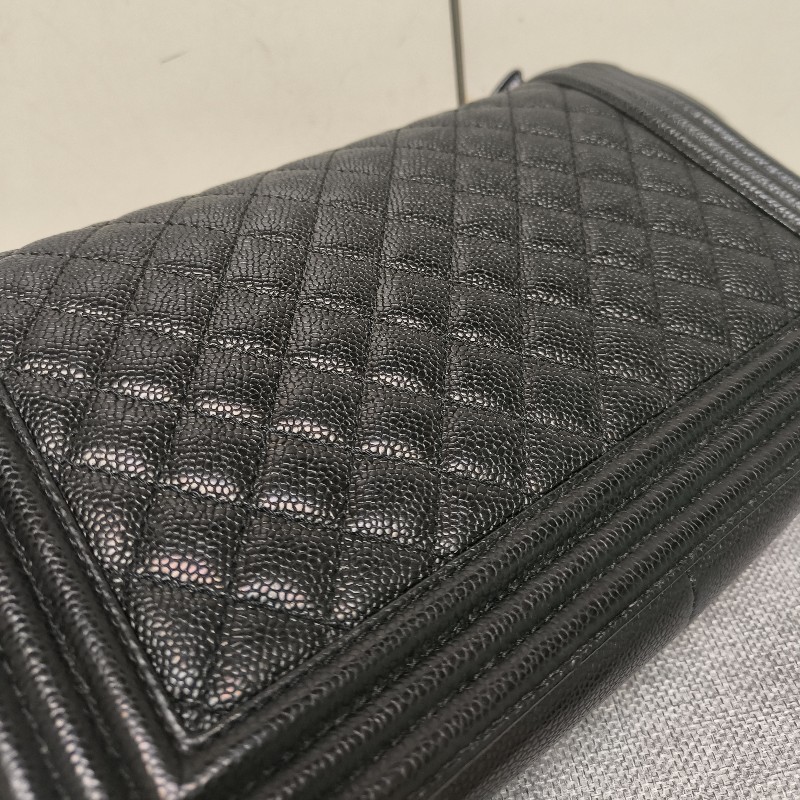 👔爸氣降價‼️限時降價至8/10‼️【8成新】㊣✨Chanel✨（附盒/防塵袋）香奈兒 Le Boy 28 小香 魚子醬 黑色 仿舊銀 菱格紋 掀蓋式 肩背包 雷標 保卡/二手包/二手精品/保證正品🌳二手樹屋🌳-23