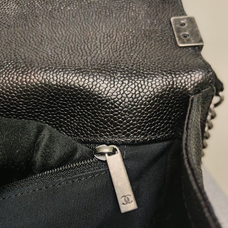 👔爸氣降價‼️限時降價至8/10‼️【8成新】㊣✨Chanel✨（附盒/防塵袋）香奈兒 Le Boy 28 小香 魚子醬 黑色 仿舊銀 菱格紋 掀蓋式 肩背包 雷標 保卡/二手包/二手精品/保證正品🌳二手樹屋🌳-57