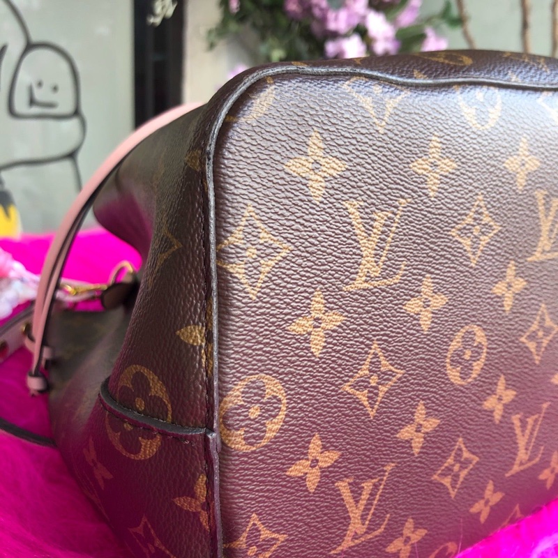 LV 老花拼粉水桶包-6