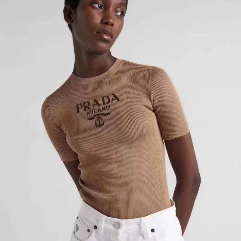 Prada🏵️新款短袖 尺寸44碼 全新僅試穿痕跡 原價近六萬-4