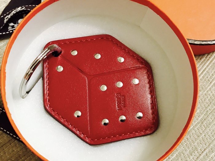 法國Hermes愛馬仕皮革鉚釘鑰匙圈 經典限定法國製紅色皮革骰子造形手提包吊飾-0