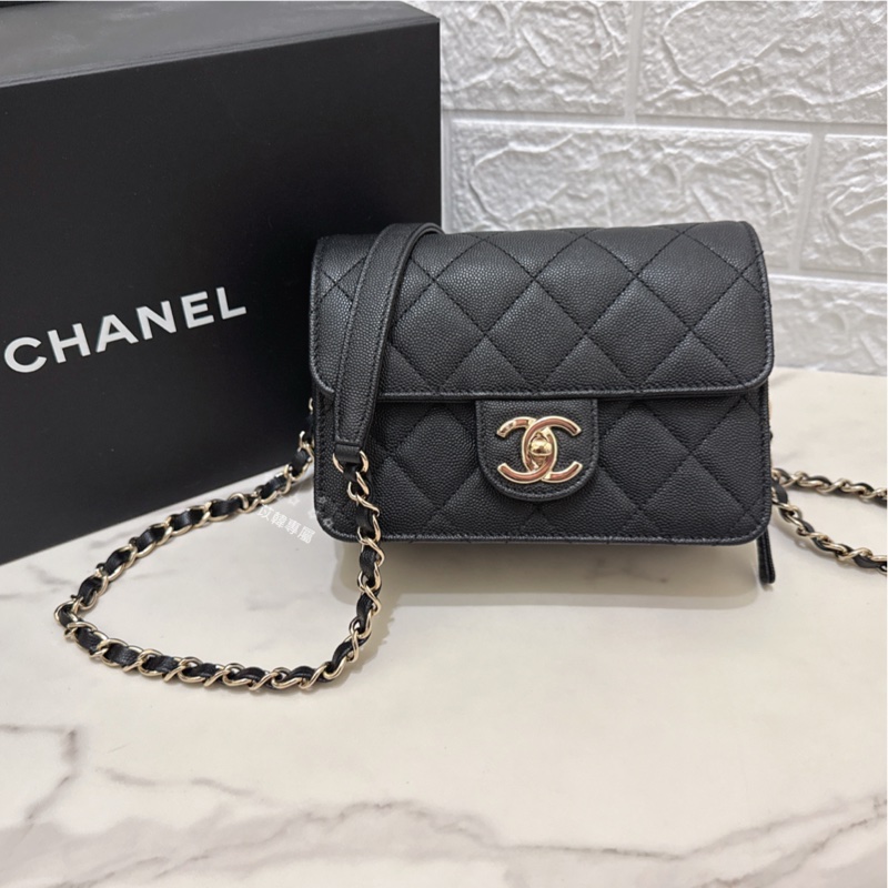CHANEL 荔枝牛皮黑金方胖口蓋包-0