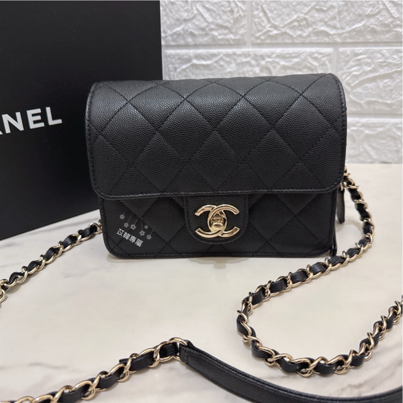 CHANEL 荔枝牛皮黑金方胖口蓋包-1