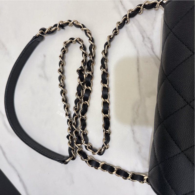 CHANEL 荔枝牛皮黑金方胖口蓋包-22