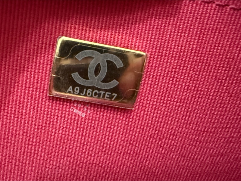 CHANEL 荔枝牛皮黑金方胖口蓋包-25