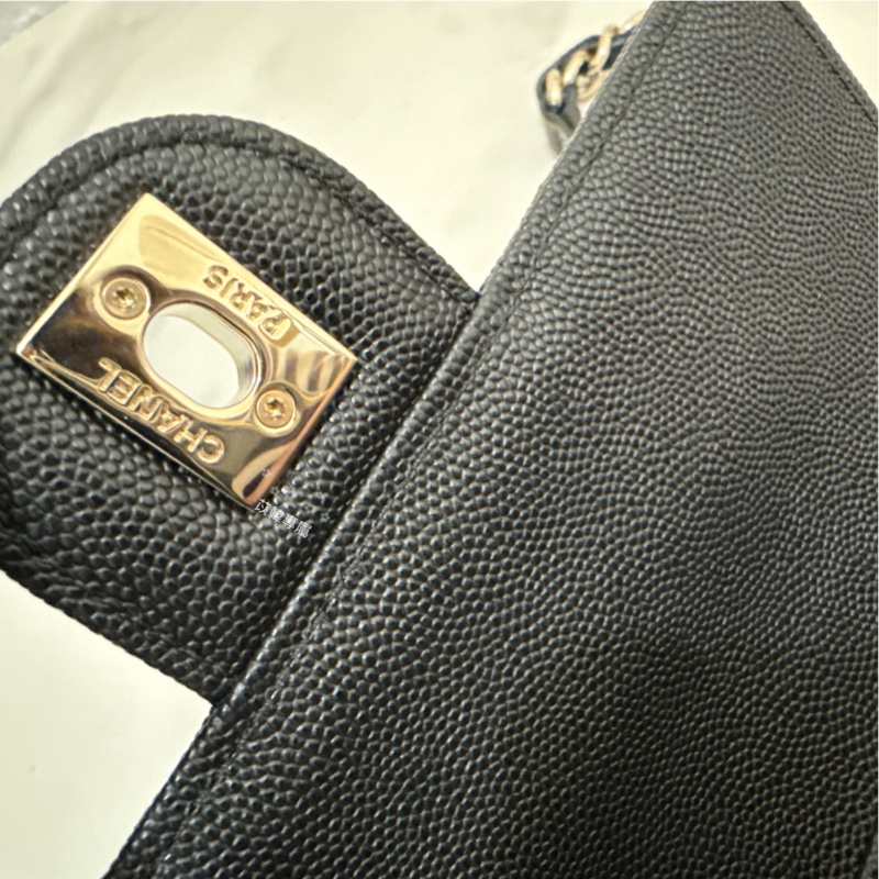 CHANEL 荔枝牛皮黑金方胖口蓋包-27