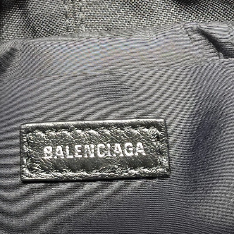 Balenciaga - Drawstring Buckst Logo Bag(黑色)-17
