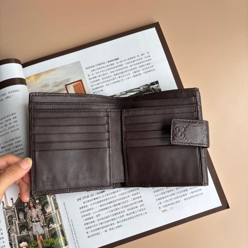 ::GUCCI:: 257015 咖啡色壓紋小金牌 釦式兩折短夾-7