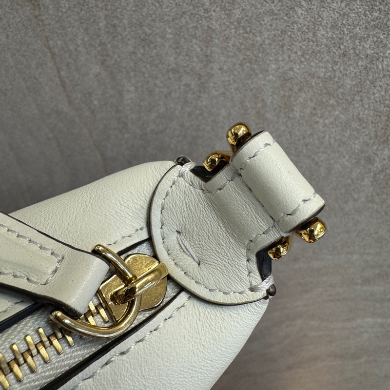 FENDI白金小牛皮Fendigraphy MINI半月手拿包7AS089-15