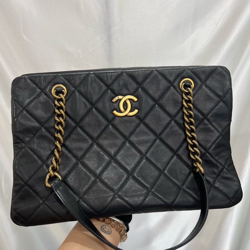 CHANEL 金釦菱格紋手提托特包 黑-1