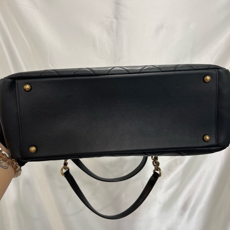 CHANEL 金釦菱格紋手提托特包 黑-5