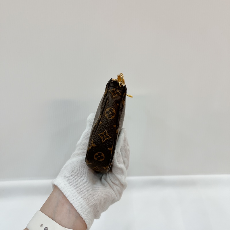 莉亞精品♡LV M44813  五合一 綠 九新美包-18