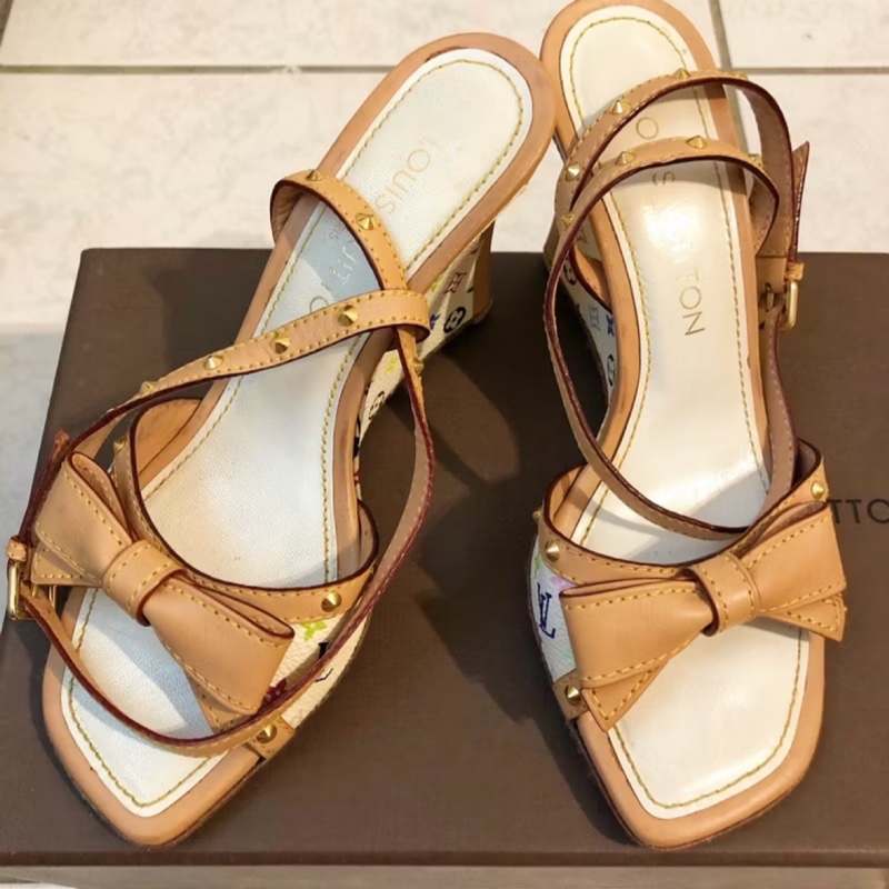 Louis Vuitton 蝴蝶結卯釘白彩Logo高跟涼鞋-0