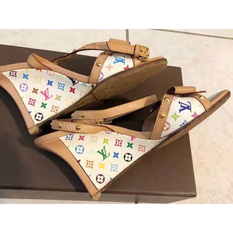 Louis Vuitton 蝴蝶結卯釘白彩Logo高跟涼鞋-2