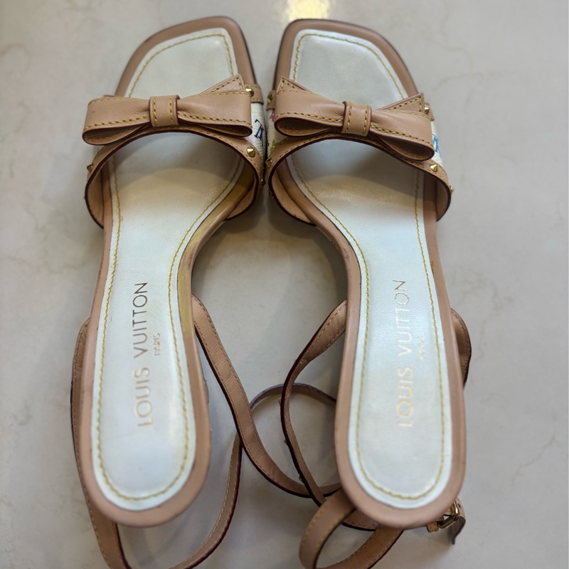 Louis Vuitton 蝴蝶結卯釘白彩Logo高跟涼鞋-8