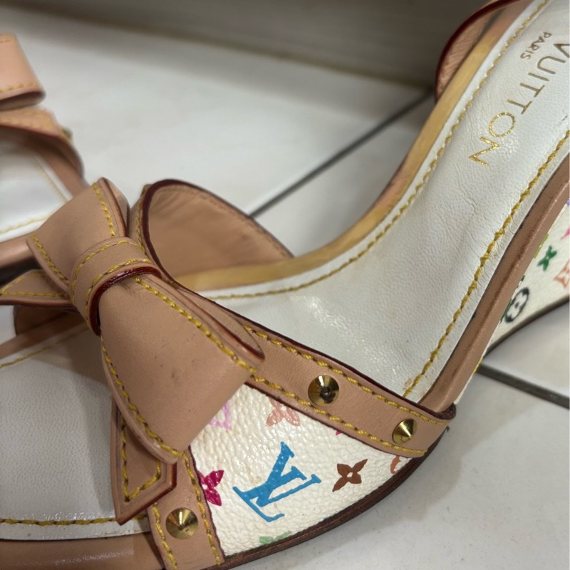 Louis Vuitton 蝴蝶結卯釘白彩Logo高跟涼鞋-12