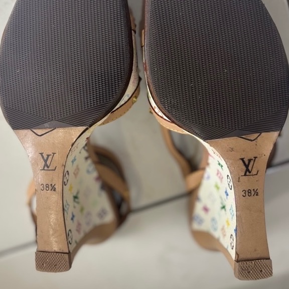 Louis Vuitton 蝴蝶結卯釘白彩Logo高跟涼鞋-13