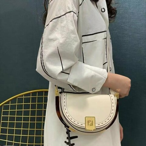 Fendi Moonlight系列 半月形全皮馬鞍包琥珀白巧克力17×13cm 98新 配件塵袋