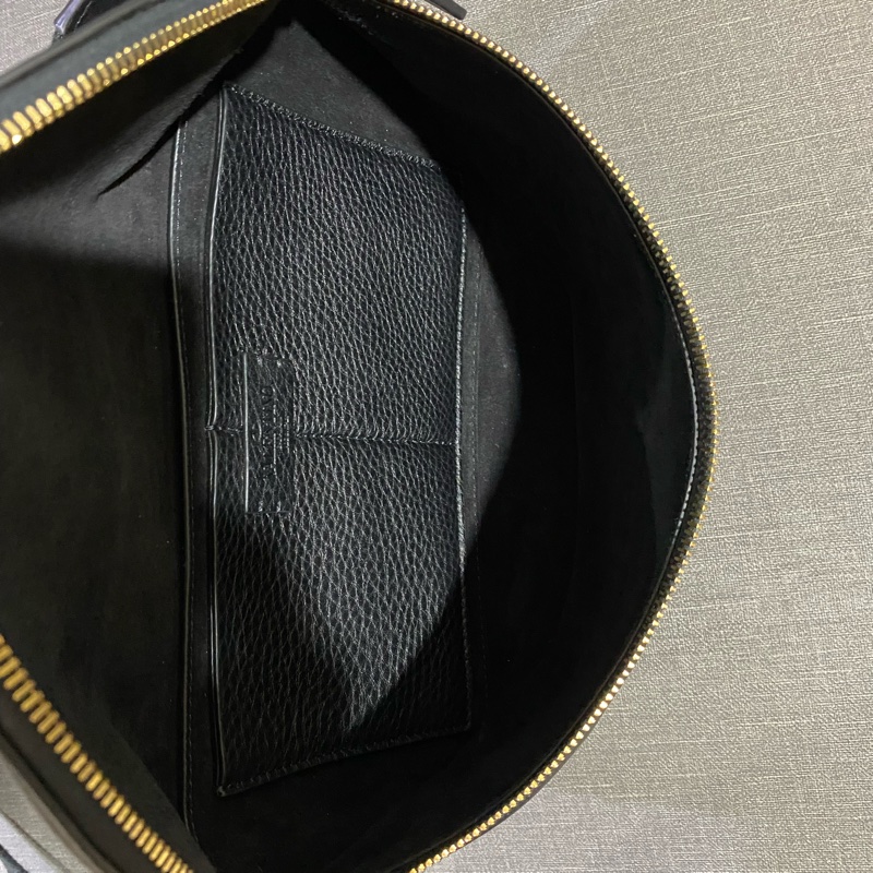 VALENTINO黑色皮革胸包-6