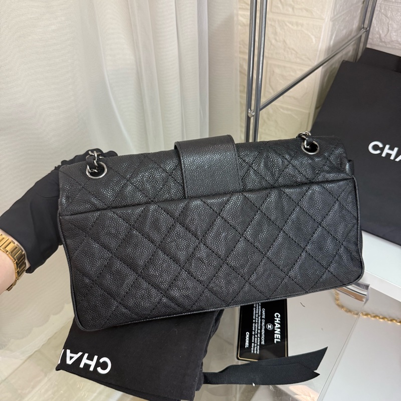 Chanel 荔枝紋黑銀 2.55 扣鏈條包 15 開卡帶塵袋-2
