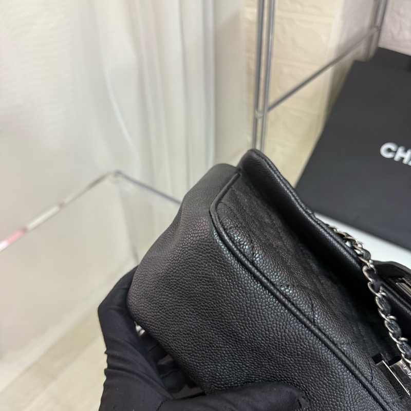 Chanel 荔枝紋黑銀 2.55 扣鏈條包 15 開卡帶塵袋-11