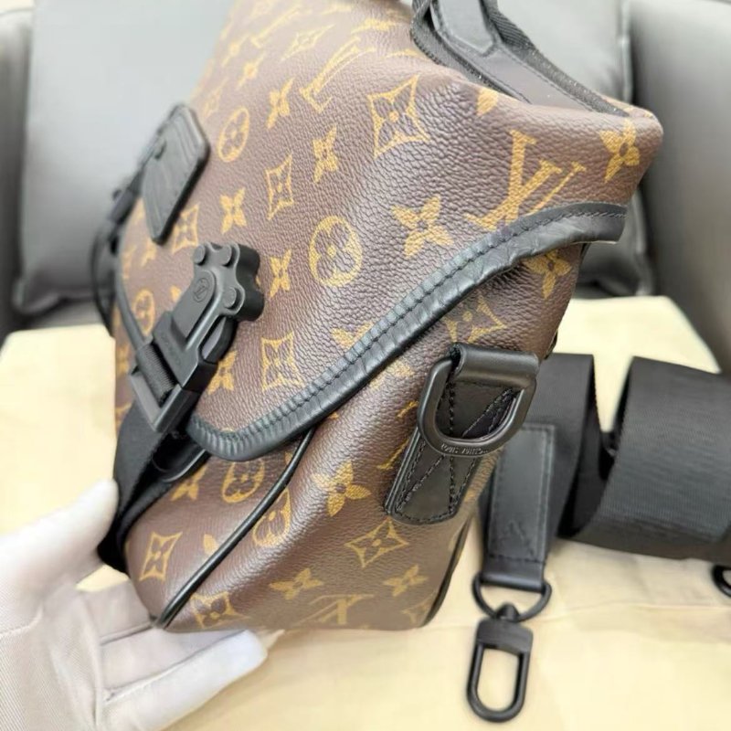 ✨Lv  男款斜背郵差包 Trail Quest mongeam macassar 98新 配件齊全-1