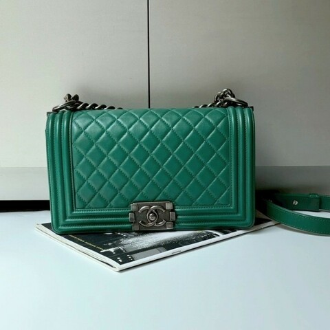 Chanel 霧銀鍊綠色皮革Boy 25